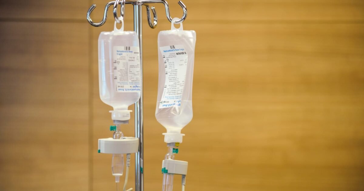 FDA تحذّر بعد استدعاء Baxter من مخاطر محتملة للألياف الزجاجية في المحاليل الوريدية