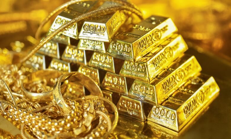 ضعف الدولار وترقب بيانات التضخم يدفعان الذهب إلى 4,646 دولار