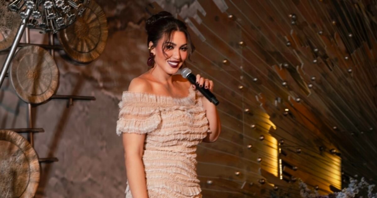 أسماء لمنور بإطلالة بيج وكشكش في صور نشرتها من الرياض - صورة مميزة أسماء لمنور بإطلالة بيج وكشكش في صور نشرتها من الرياض