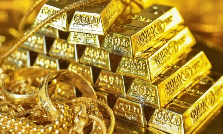 ضعف الدولار وترقب بيانات التضخم يدفعان الذهب إلى 4,646 دولار